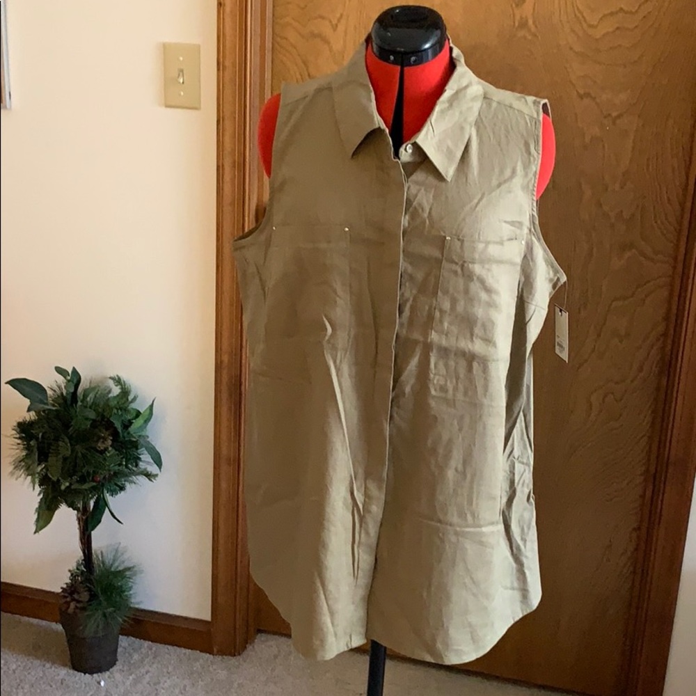 Women’s sleeveless button down shirt